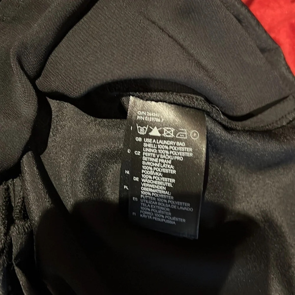 H&M black VNeck peplum sleevesless blouse with zipper back detail  Sz 12 - Picture 8 of 11